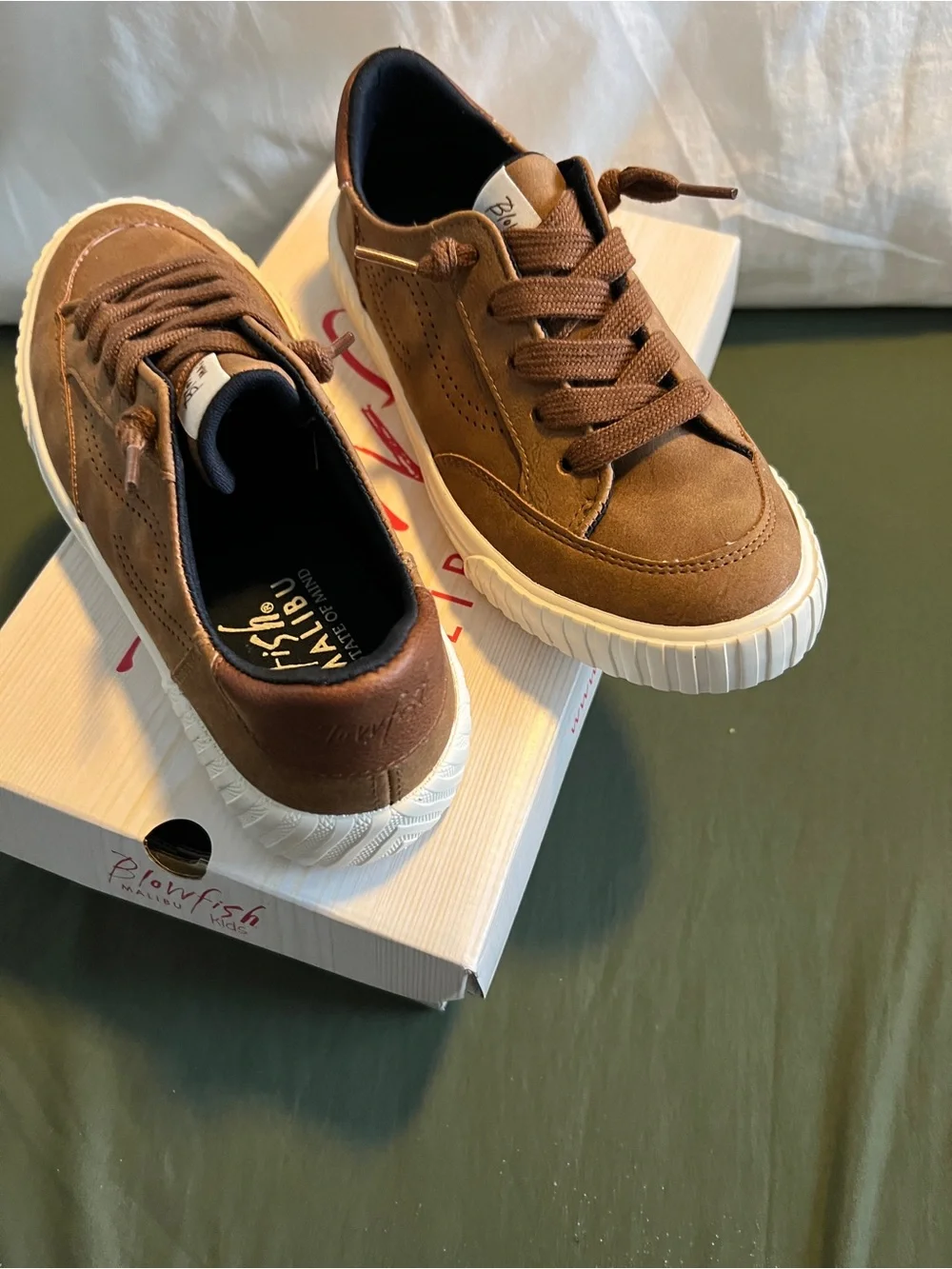 Boy's Brown Low-Top Casual Sneakers Size 2